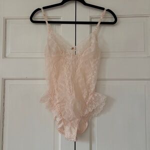 Vintage 70s Light Pink Lace Bodysuit Teddy Size Small Rosette V-Neck Lingerie
